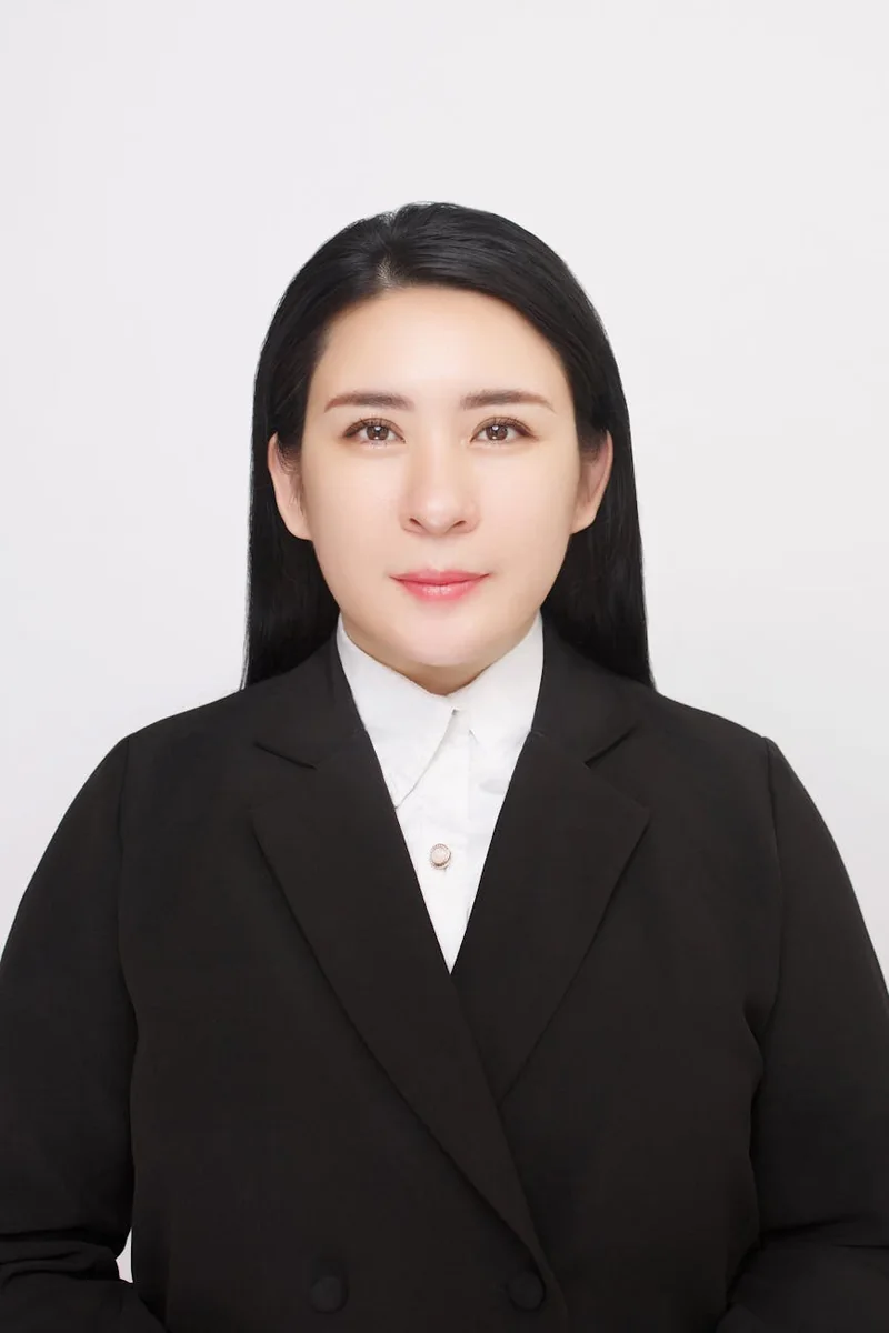 首页首屏大图展示数据监测界面示意，体现专业控制台风格；下方模块配图说明使用场景。